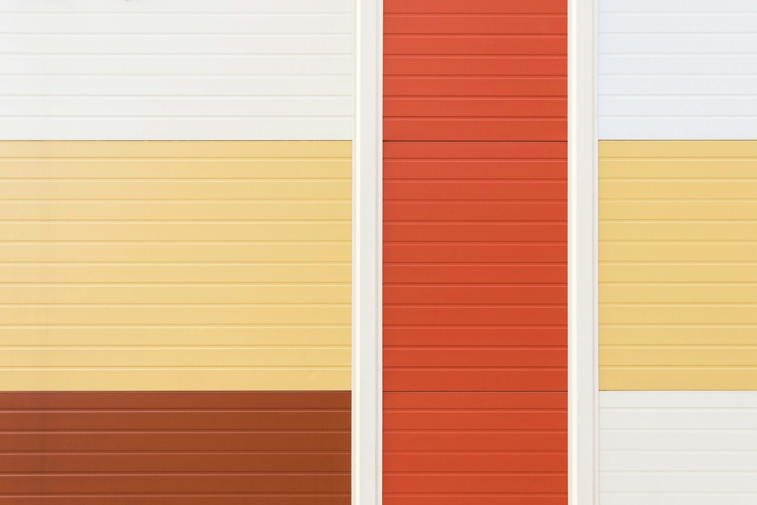 Comparison chart illustrating differences between RTSP, HLS, and WebRTC performance metrics.