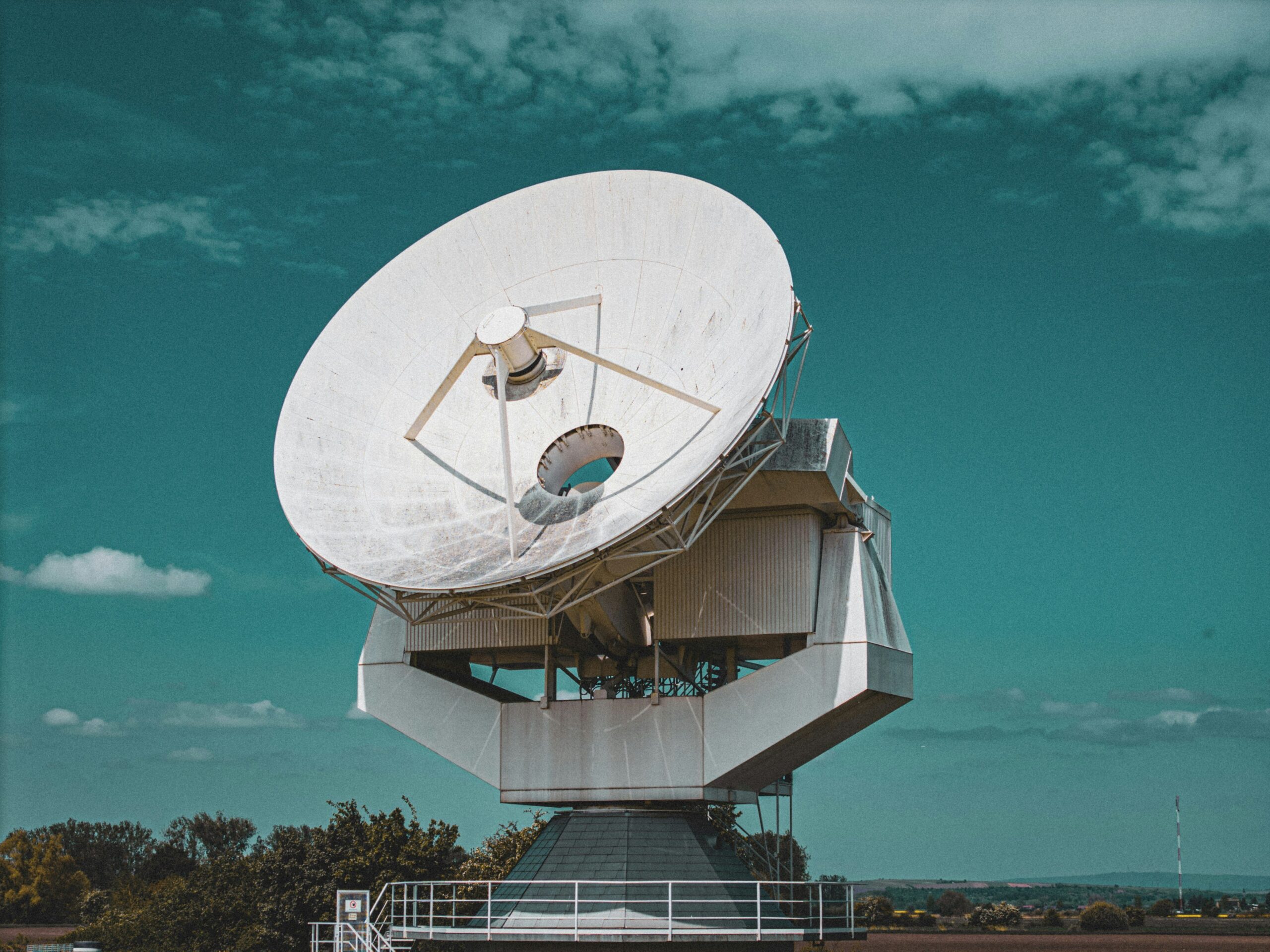 Comparison table highlighting best practices for HLS vs. DASH.