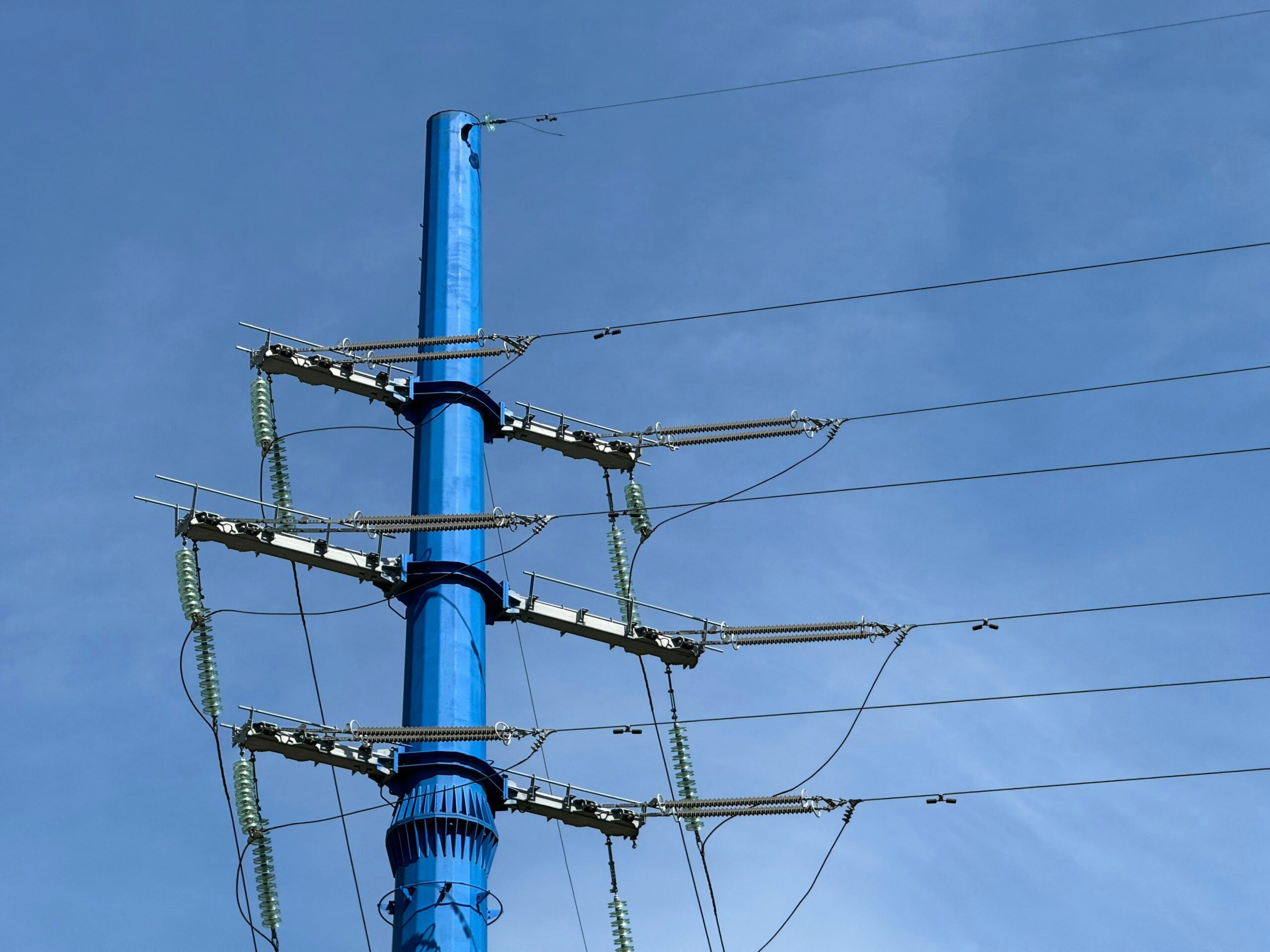 Comparison table showing features of H.264, H.265, AV1, and VP9 codecs